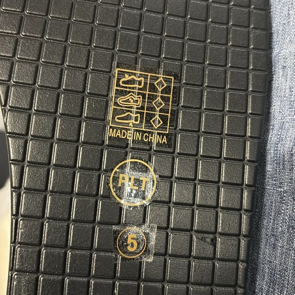 NIB PrettyLittleThing Women’s Sz 7 Cream Chunky Sandal Toe Flip Flops - Picture 5 of 6